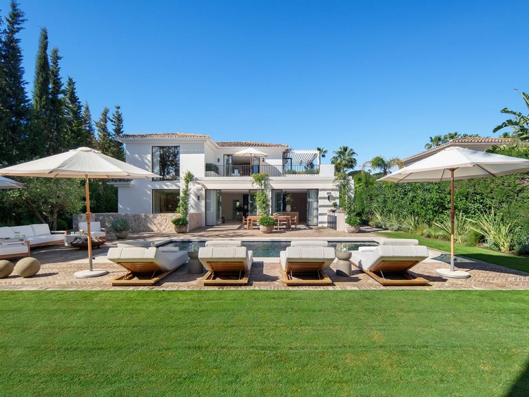 Villa for Sale in Nueva Andalucía, Malaga 1