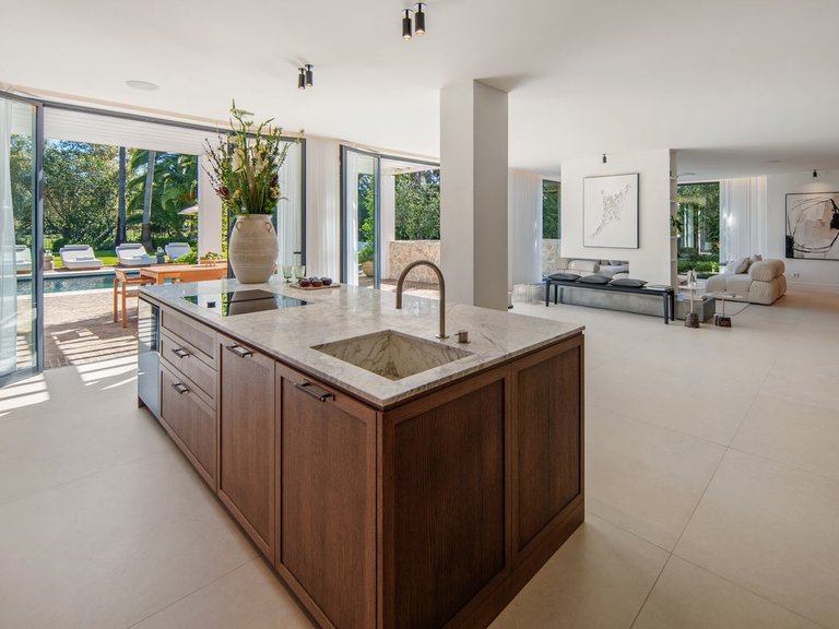 Villa for Sale in Nueva Andalucía, Malaga 11