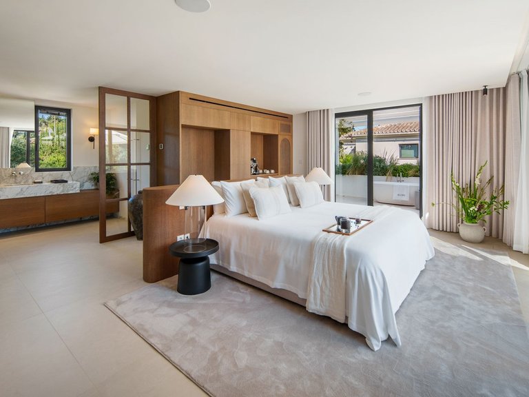 Villa for Sale in Nueva Andalucía, Malaga 28