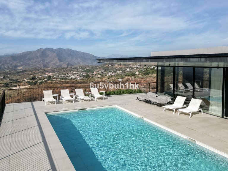 Villa for Sale in Valtocado, Malaga 8