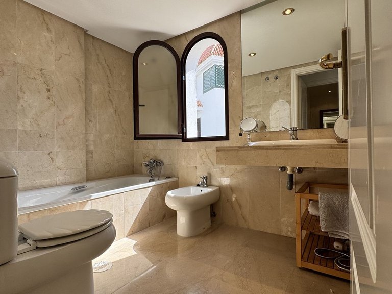Apartment for Sale in The Golden Mile, Malaga 18