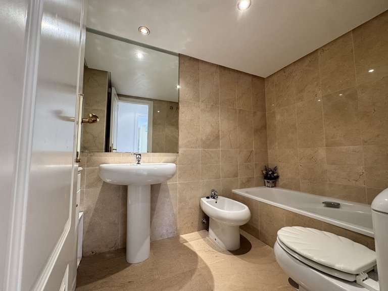 Apartment for Sale in The Golden Mile, Malaga 23