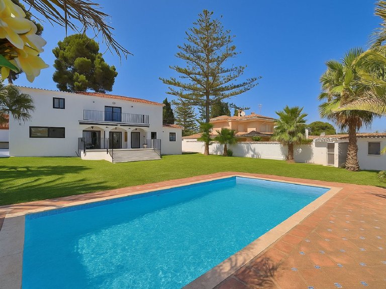 Villa for Sale in El Coto, Malaga 1