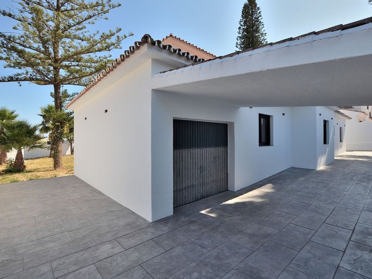 Villa for Sale in El Coto, Malaga 10
