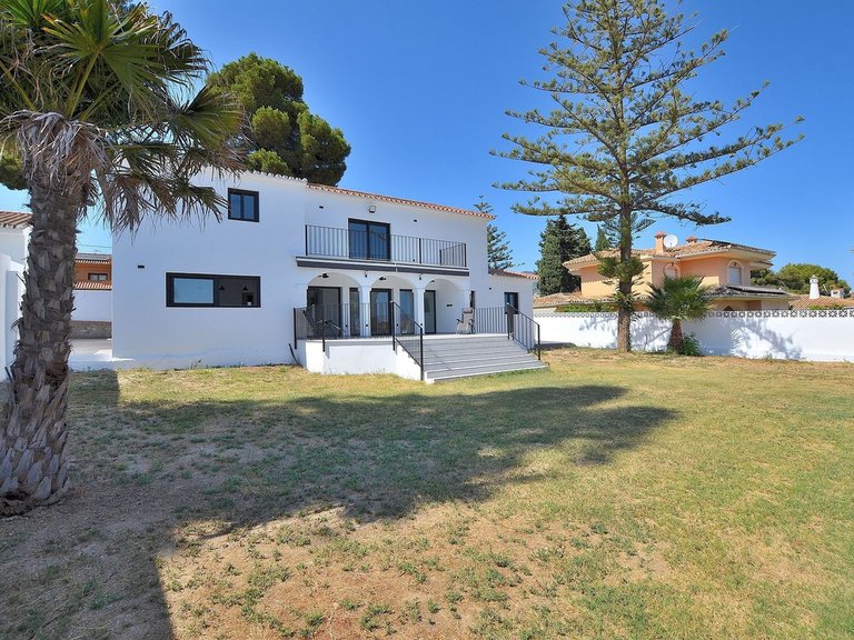 Villa for Sale in El Coto, Malaga 4