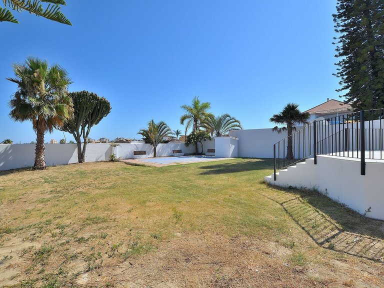 Villa for Sale in El Coto, Malaga 40