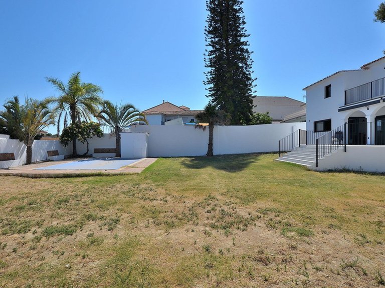 Villa for Sale in El Coto, Malaga 44