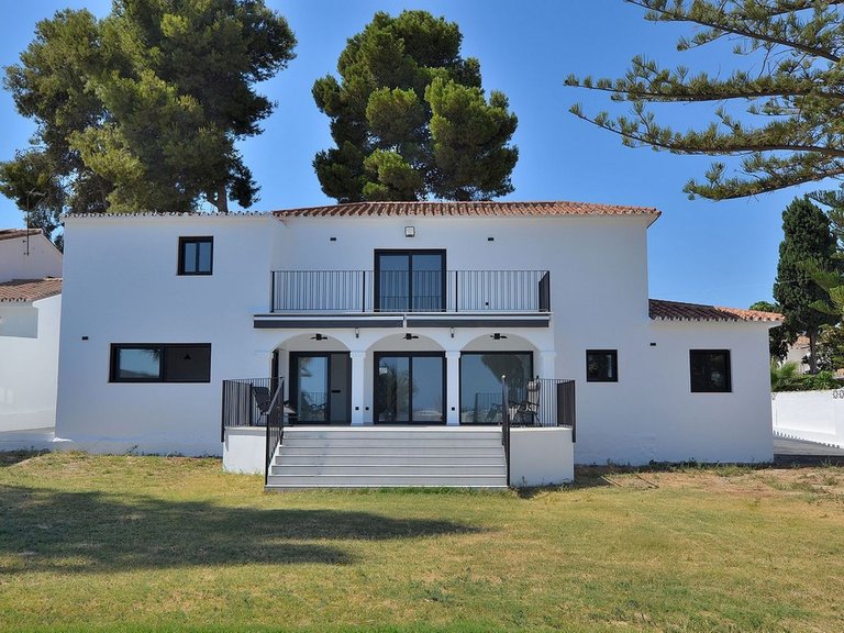 Villa for Sale in El Coto, Malaga 46