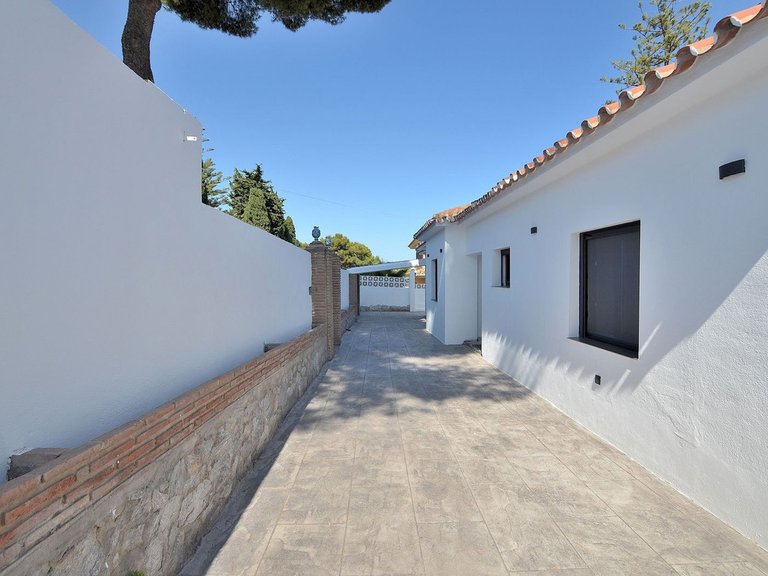 Villa for Sale in El Coto, Malaga 47