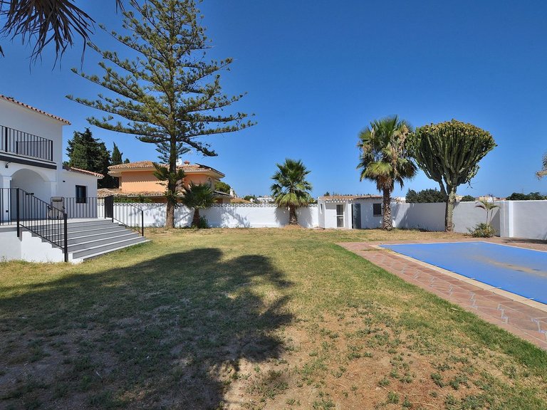 Villa for Sale in El Coto, Malaga 5