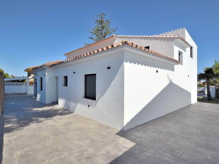 Villa for Sale in El Coto, Malaga 9