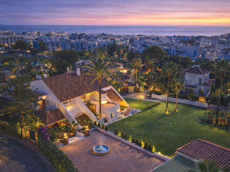 Villa for Sale in Puerto Banús, Malaga 1