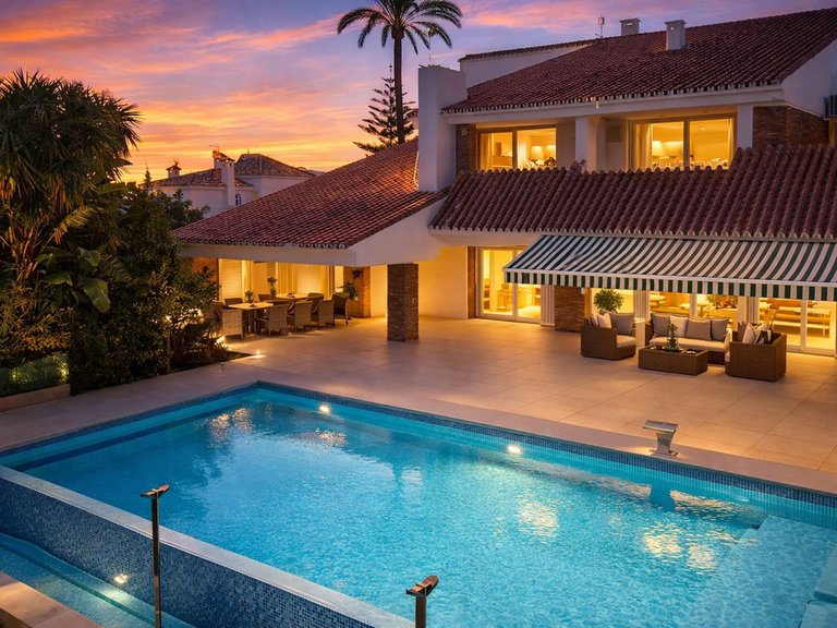 Villa for Sale in Puerto Banús, Malaga 2