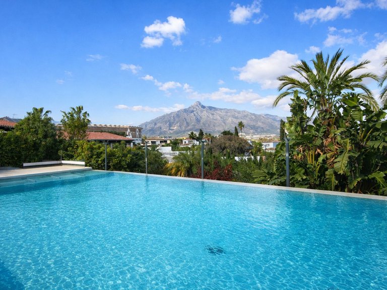 Villa for Sale in Puerto Banús, Malaga 33