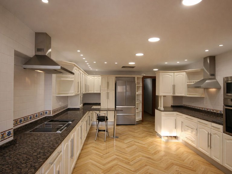 Villa for Sale in Puerto Banús, Malaga 4