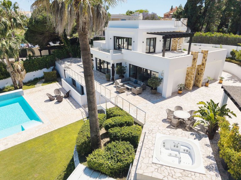 Villa for Sale in Nueva Andalucía, Malaga 12
