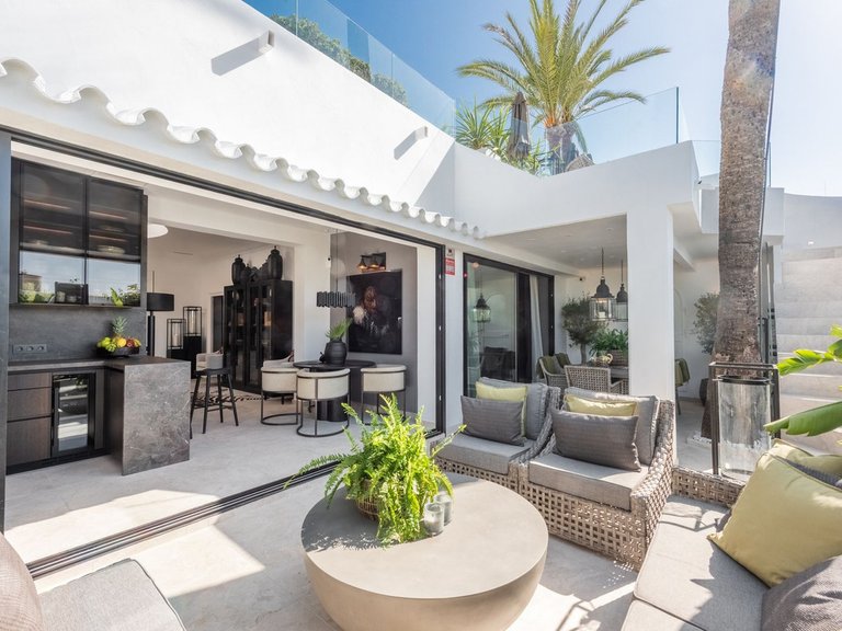 Villa for Sale in The Golden Mile, Malaga 2