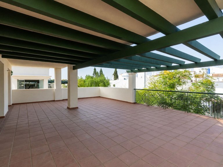 Apartment for Sale in Nueva Andalucía, Malaga 16