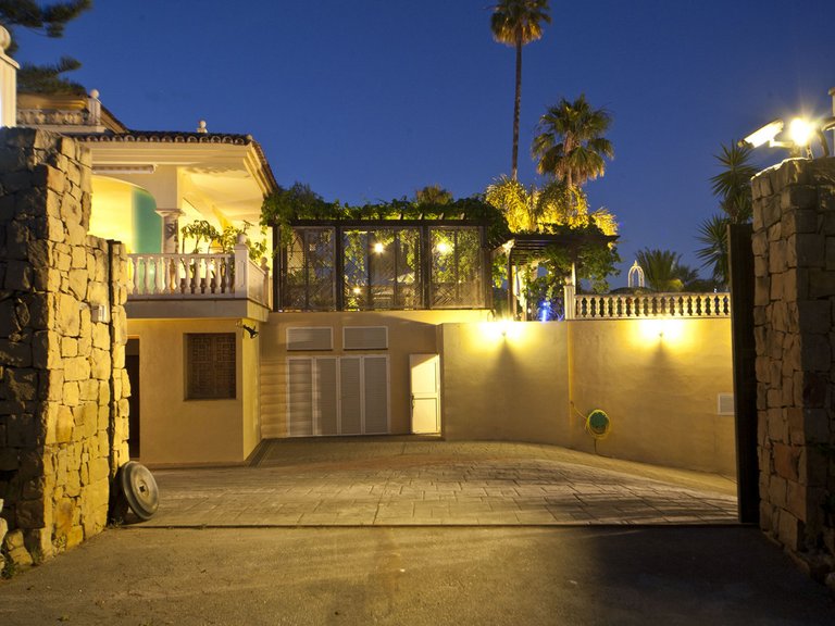 Villa for Sale in Nueva Andalucía, Malaga 18