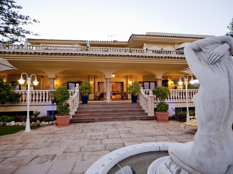 Villa for Sale in Nueva Andalucía, Malaga 6