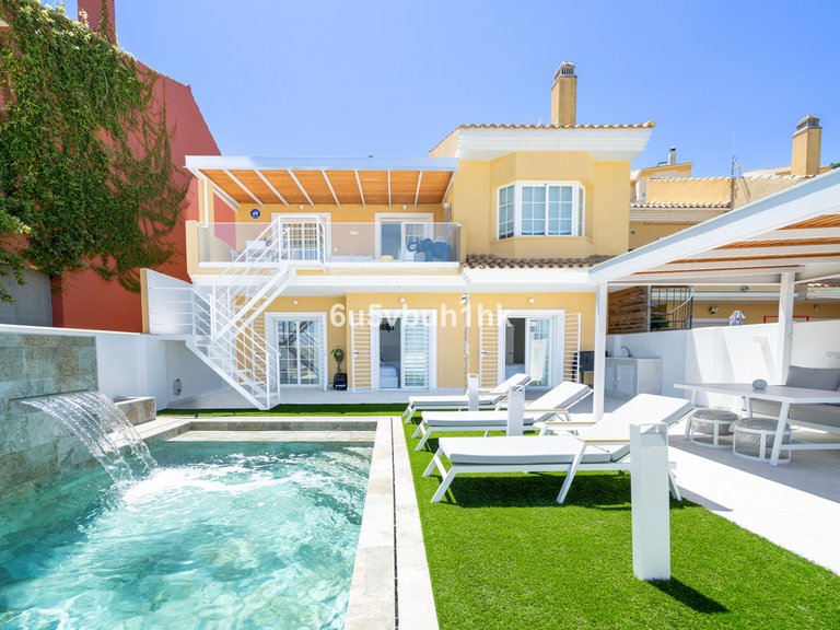 Villa for Sale in La Mairena, Malaga 1