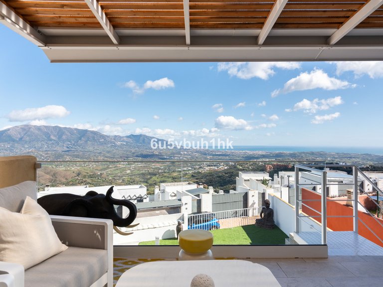 Villa for Sale in La Mairena, Malaga 2
