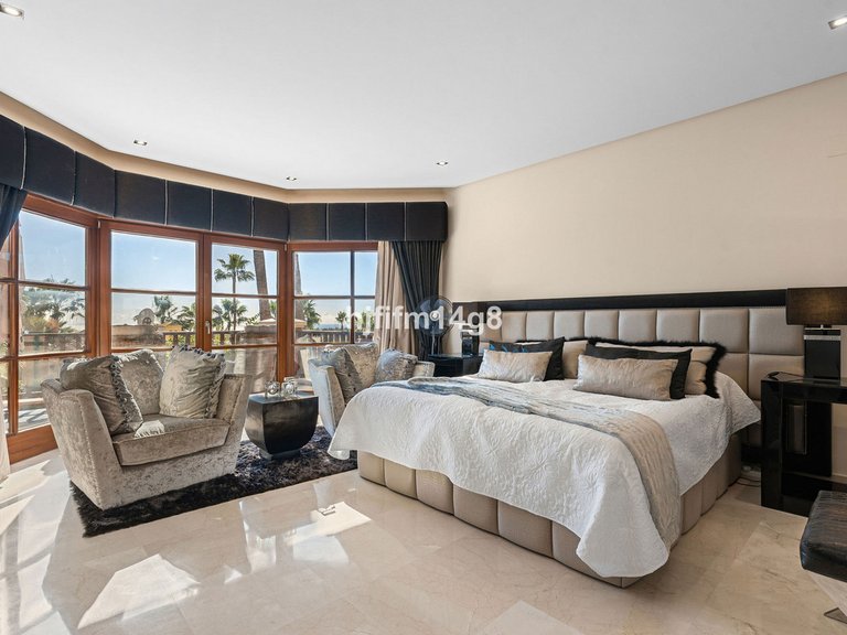 Villa for Sale in The Golden Mile, Malaga 10