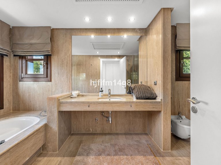 Villa for Sale in The Golden Mile, Malaga 11