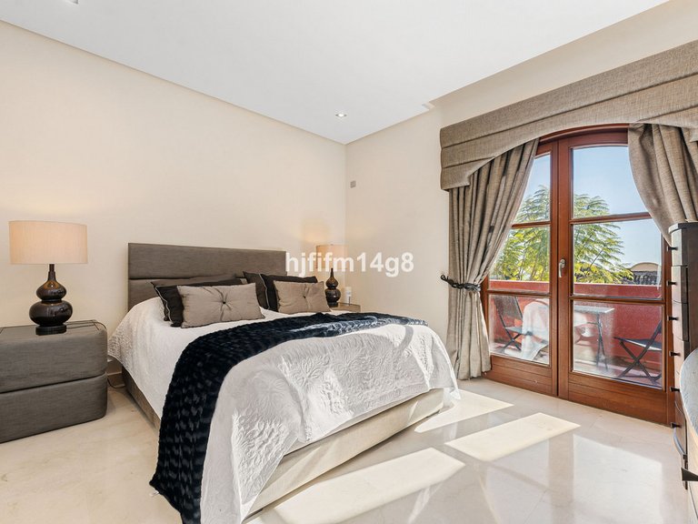 Villa for Sale in The Golden Mile, Malaga 12