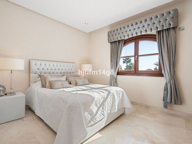 Villa for Sale in The Golden Mile, Malaga 13