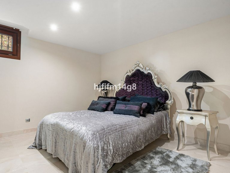 Villa for Sale in The Golden Mile, Malaga 14