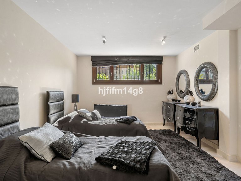 Villa for Sale in The Golden Mile, Malaga 15