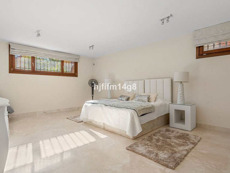 Villa for Sale in The Golden Mile, Malaga 16