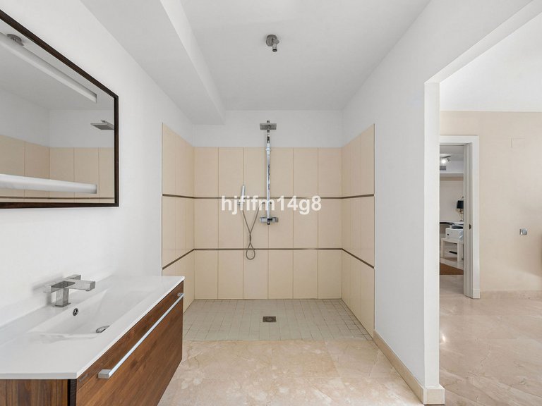Villa for Sale in The Golden Mile, Malaga 18