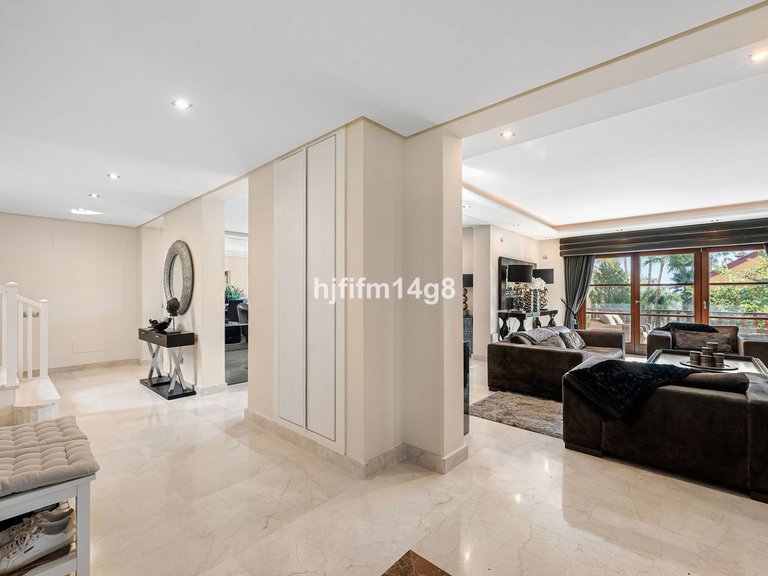 Villa for Sale in The Golden Mile, Malaga 19