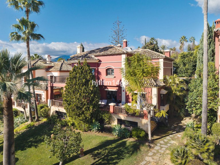 Villa for Sale in The Golden Mile, Malaga 2