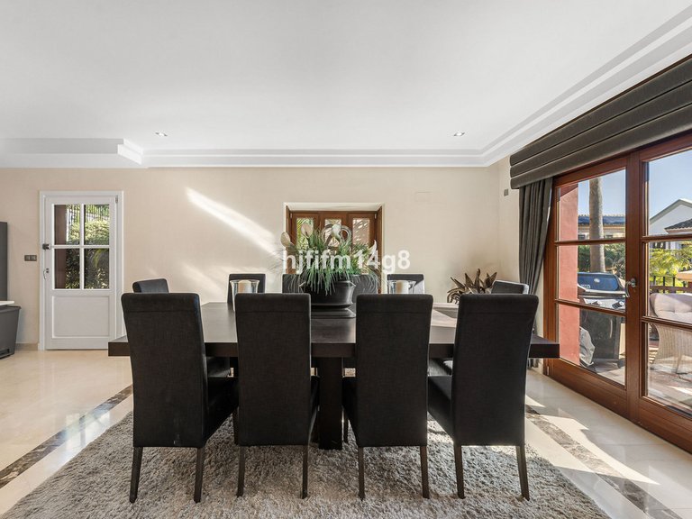 Villa for Sale in The Golden Mile, Malaga 21