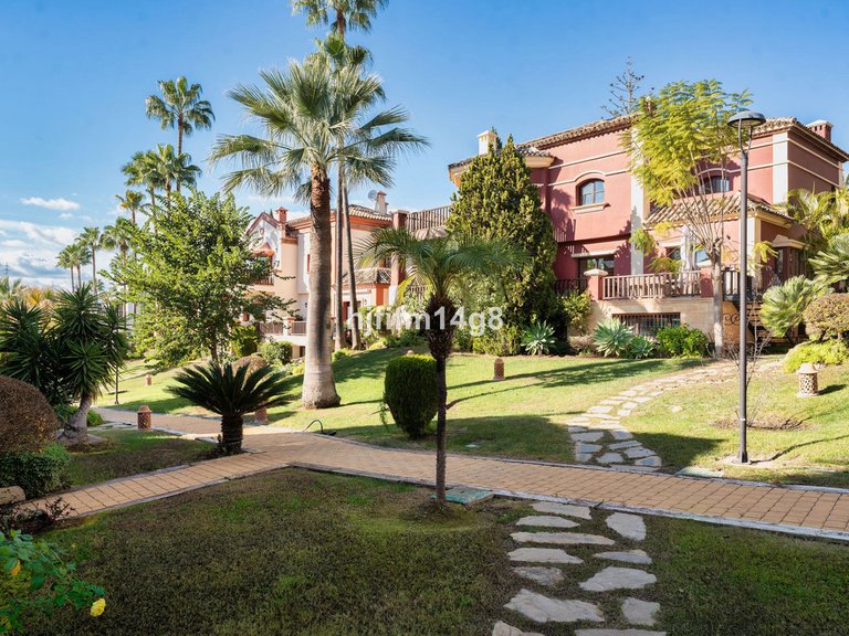 Villa for Sale in The Golden Mile, Malaga 32