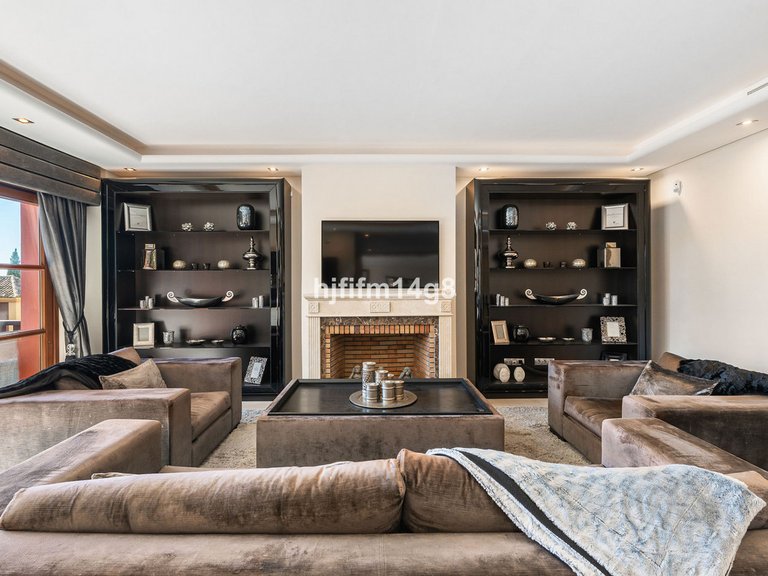 Villa for Sale in The Golden Mile, Malaga 5