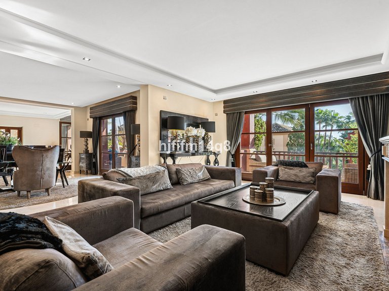 Villa for Sale in The Golden Mile, Malaga 6