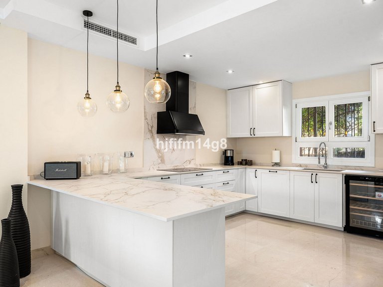 Villa for Sale in The Golden Mile, Malaga 9