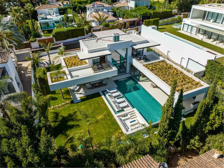 Villa for Sale in Nueva Andalucía, Malaga 1