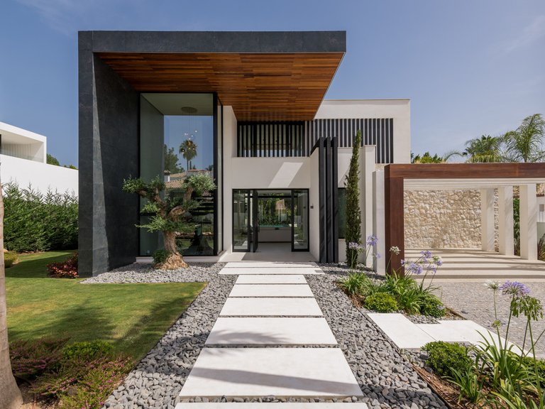 Villa for Sale in Nueva Andalucía, Malaga 2