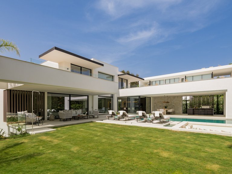 Villa for Sale in Nueva Andalucía, Malaga 24