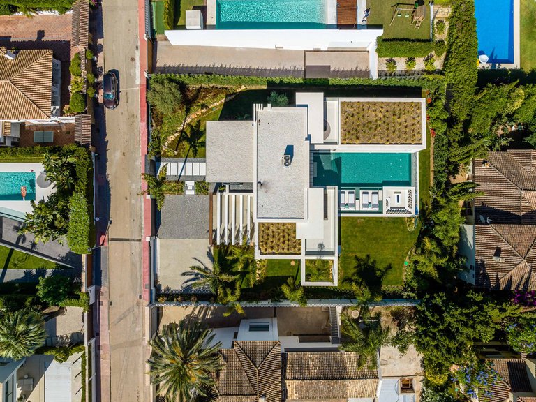 Villa for Sale in Nueva Andalucía, Malaga 28