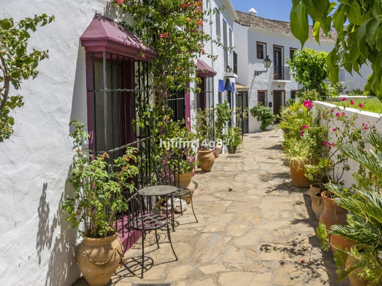 Villa for Sale in Nueva Andalucía, Malaga 28