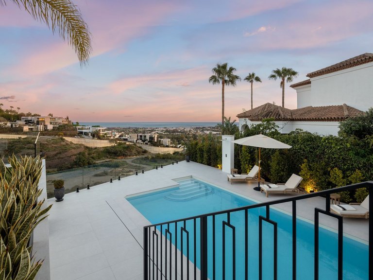 Villa for Sale in La Quinta, Malaga 17