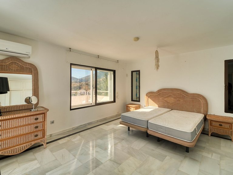 Villa for Sale in Nueva Andalucía, Malaga 13