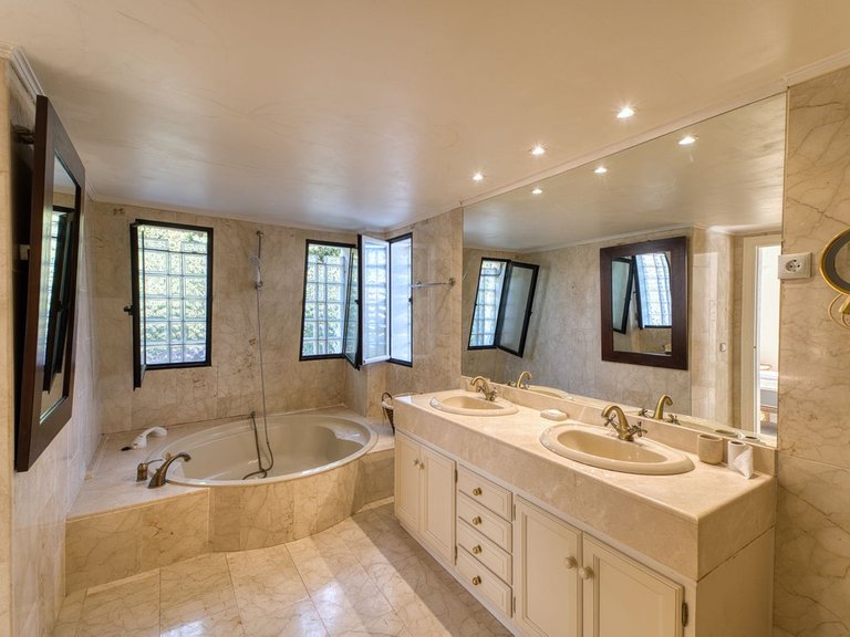 Villa for Sale in Nueva Andalucía, Malaga 14