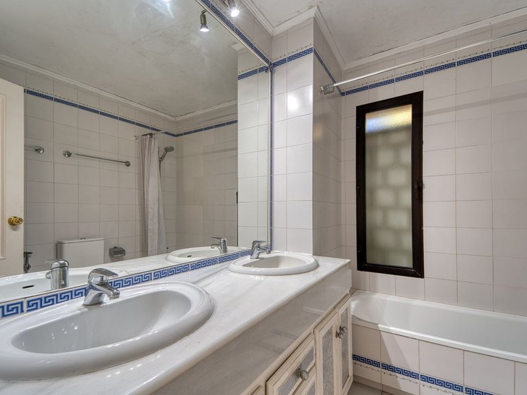 Villa for Sale in Nueva Andalucía, Malaga 16